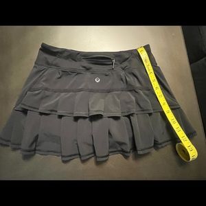 Lulu lemon black skirt with lining size 6